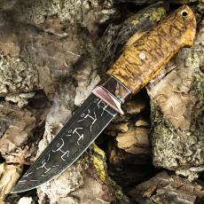 Подарочный нож ЛАДЬЯ, авторский мозаичный дамаск "Пляшущие человечки", карельская берёза, янтарный цвет